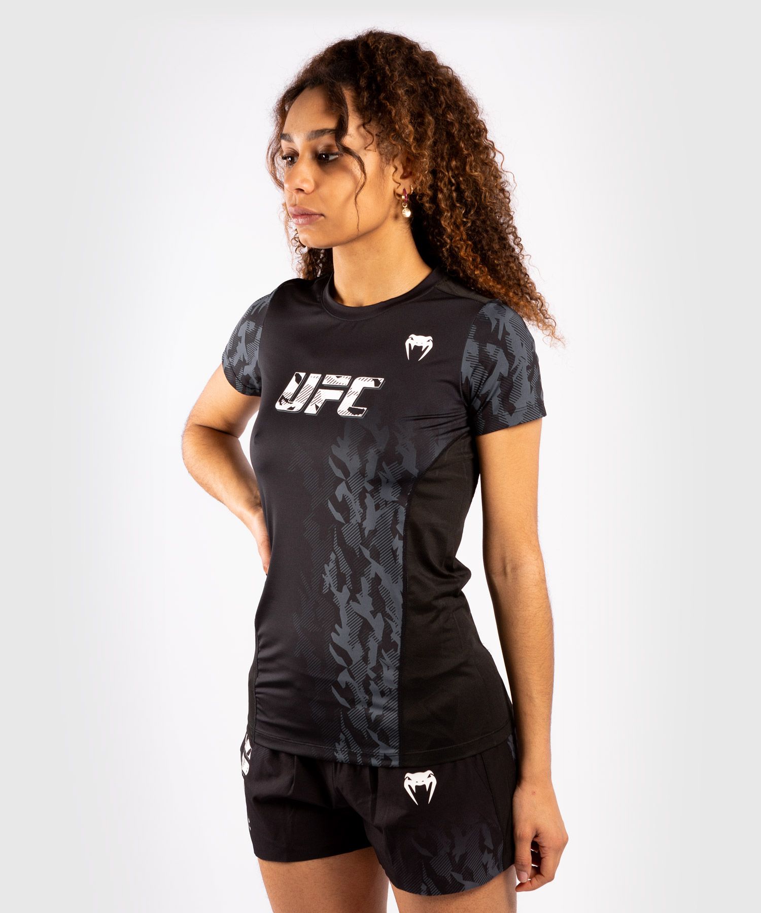UFC Venum AUTHENTIC FIGHT WEEK PERFORMANCE Dry Tech póló, Fekete/Fehér